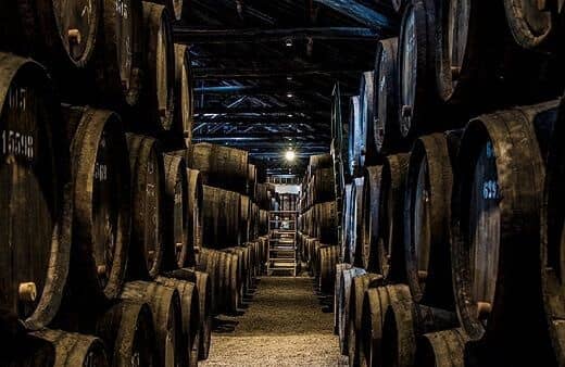 Las bodegas de guarda de vino de Oporto de Taylor´s guardan la mayor parte de las extensas reservas de vino de Oporto envejecido en madera de la...