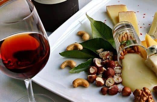 O vinho do Porto é muito versátil e pode ser harmonizado com muitos tipos de alimentos. Descubra como escolher o vinho do Porto certo.