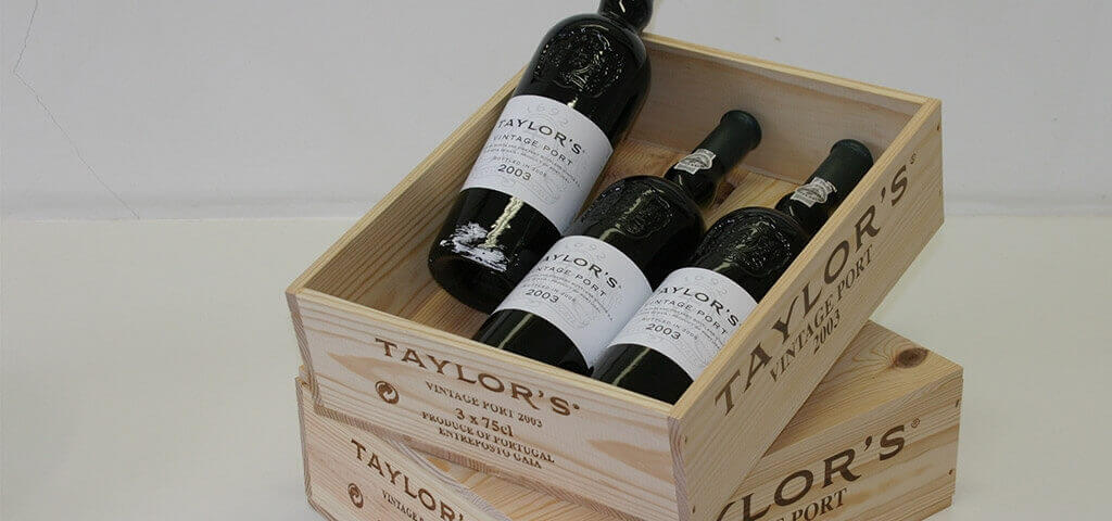 Uma garrafa de Vinho do Porto é sempre um presente bem-vindo. É, por exemplo, um excelente presente para um anfitrião pois vai...