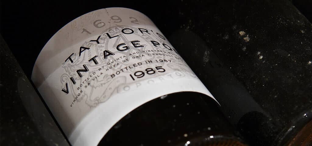 Una de las más loables tradiciones asociadas al vino de Oporto vintage es el almacenamiento de un vino de Oporto vintage para alguien poco...