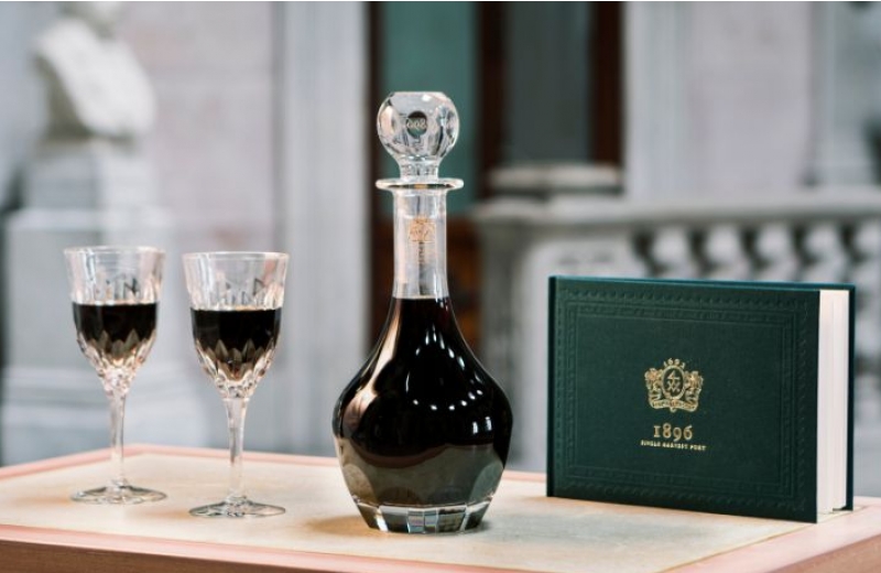 O vinho do Porto Taylor's Single Harvest 1896 foi galardoado com uma pontuação perfeita de 100 pontos pelo The World of Fine Wine.
