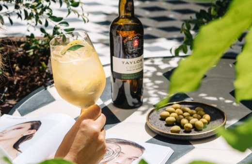 Descubra uma versão moderna da tradição com os cocktails de vinho do Porto Taylor's. Explore formas elegantes de apreciar o carácter intemporal...