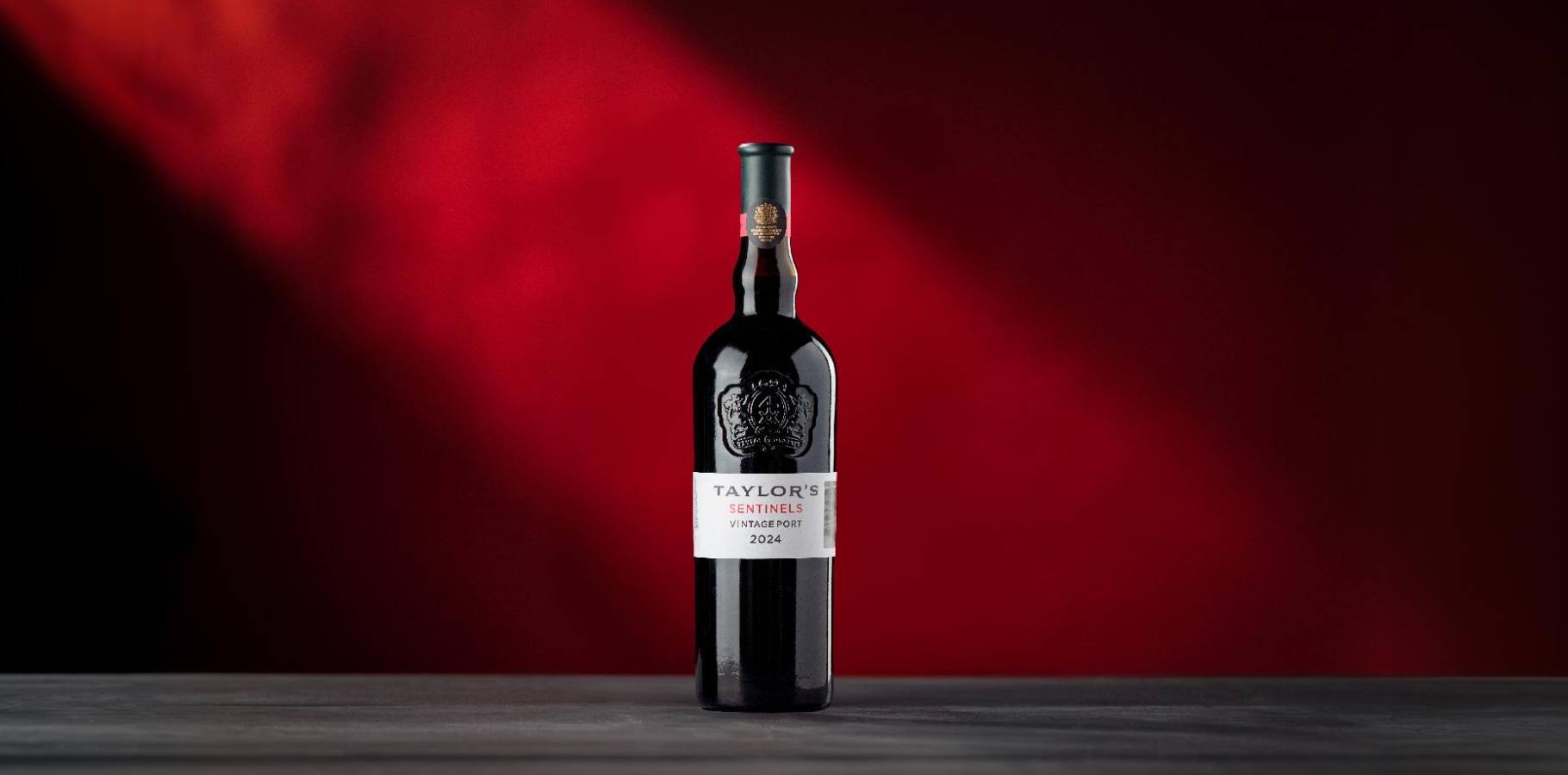 Le porto Vintage Sentinels repr&eacute;sente une fusion harmonieuse de vins provenant des quatre propri&eacute;t&eacute;s patrimoniales de Taylor,...